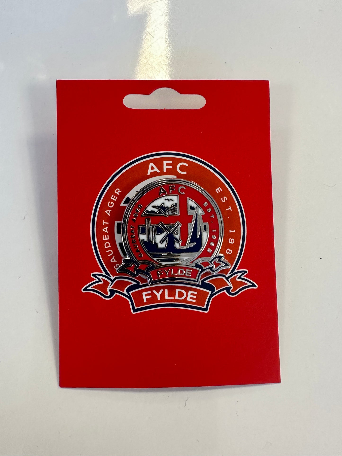 Crest pin badge